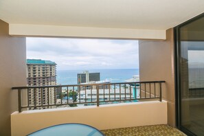 Property grounds - Discovery Bay 1 Bedroom Ocean View, Near the Beach! (Honolulu)