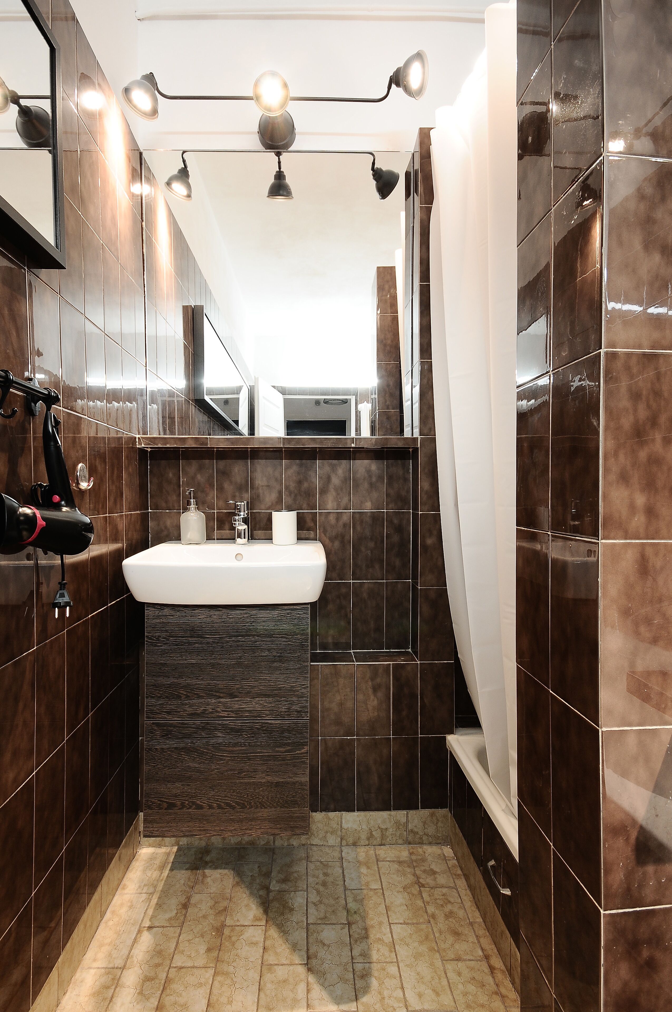 Apartment | Bathroom | Shower, hair dryer, towels