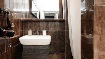 Apartment | Bathroom | Shower, hair dryer, towels