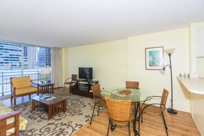 Dining - Great Location In Waikiki, City Views! Close to Beach! (Honolulu)