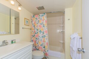 Bathtub, hair dryer, towels - Great Location In Waikiki, City Views! Close to Beach! (Honolulu)