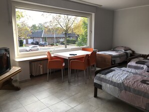 Phòng 4, phòng tắm dùng chung | Khu phòng khách | TV 21-inch có truyền hình vệ tinh 