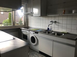 Phòng 4, phòng tắm dùng chung | Bếp chung