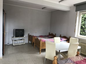 Zimmer, Gemeinschaftsbad (5 PERSONS) | Wohnbereich | 21-Zoll-Fernseher mit Satellitenempfang