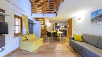 Nhà Duplex, 1 phòng ngủ | Khu phòng khách | TV màn hình phẳng