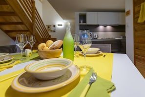 Maisonette, 1 Schlafzimmer | Eigene Küche | Großer Kühlschrank, Mikrowelle, Herdplatte, Wasserkocher