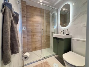 Shower, hair dryer, towels - Newly renovated apartment between sky and sea! (Torrox)