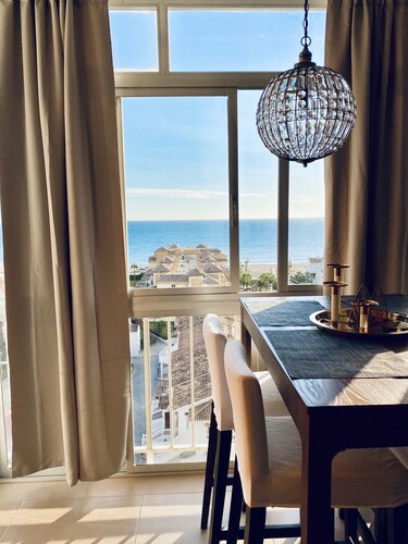 Schöne und komfortable Wohnung mit Aussicht. Der Zugang zu Pool, Tennis und Paddle-Platz