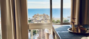 Smuk og komfortabel lejlighed med udsigt. Adgang til pool, tennis og paddle court