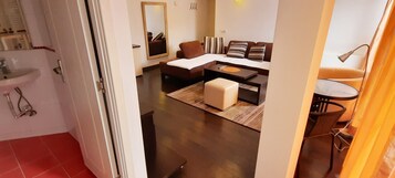 Sistema de insonorización y tabla de planchar con plancha 