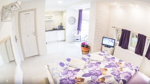Leilighet, 1 soverom, terrasse | Lydisolert, strykejern/-brett og barnesenger (inkludert)