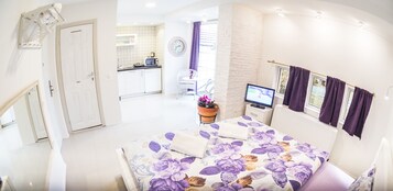 Apartamento, 1 quarto, terraço | Quartos à prova de som, ferros/tábuas de passar roupa, berços grátis