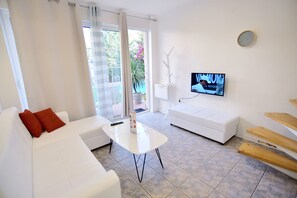 Alloggio su due livelli, 1 camera da letto, balcone | Area soggiorno | TV a schermo piatto