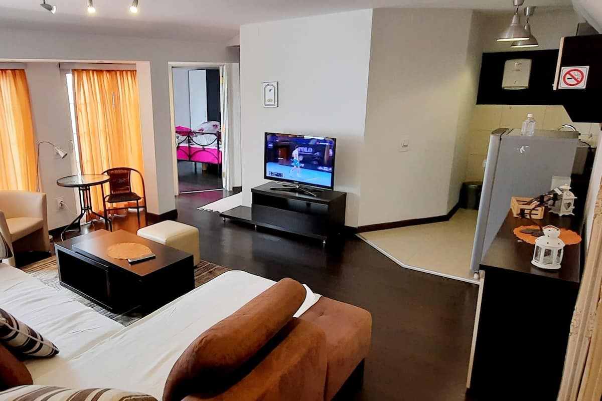 Apartment, 2 Schlafzimmer, Balkon, Poolblick | 1 Schlafzimmer, schallisolierte Zimmer, Bügeleisen/Bügelbrett