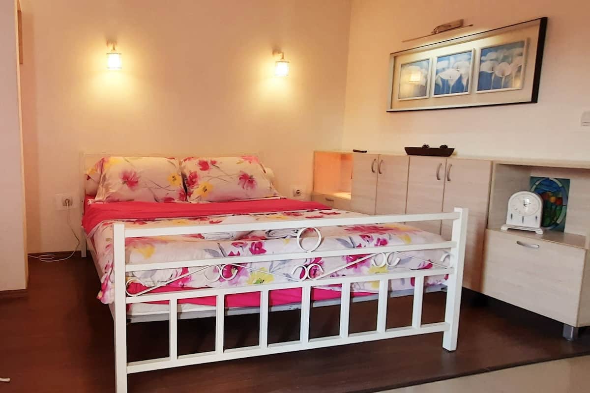 Basic-Studio, 1 Doppelbett, Poolblick | 1 Schlafzimmer, schallisolierte Zimmer, Bügeleisen/Bügelbrett