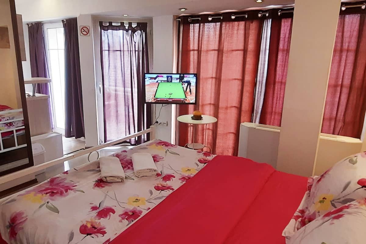 Basic-Studio, 1 Doppelbett, Poolblick | 1 Schlafzimmer, schallisolierte Zimmer, Bügeleisen/Bügelbrett