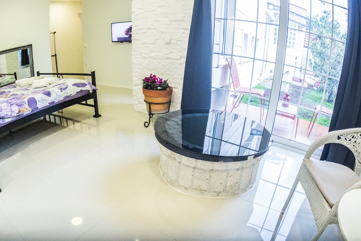 Apartment, 1 Schlafzimmer, Terrasse | 1 Schlafzimmer, schallisolierte Zimmer, Bügeleisen/Bügelbrett