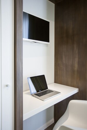 Design trippelrum (Gramole) | Skrivbord, arbetsyta för laptop, ljudisolering och gratis wi-fi