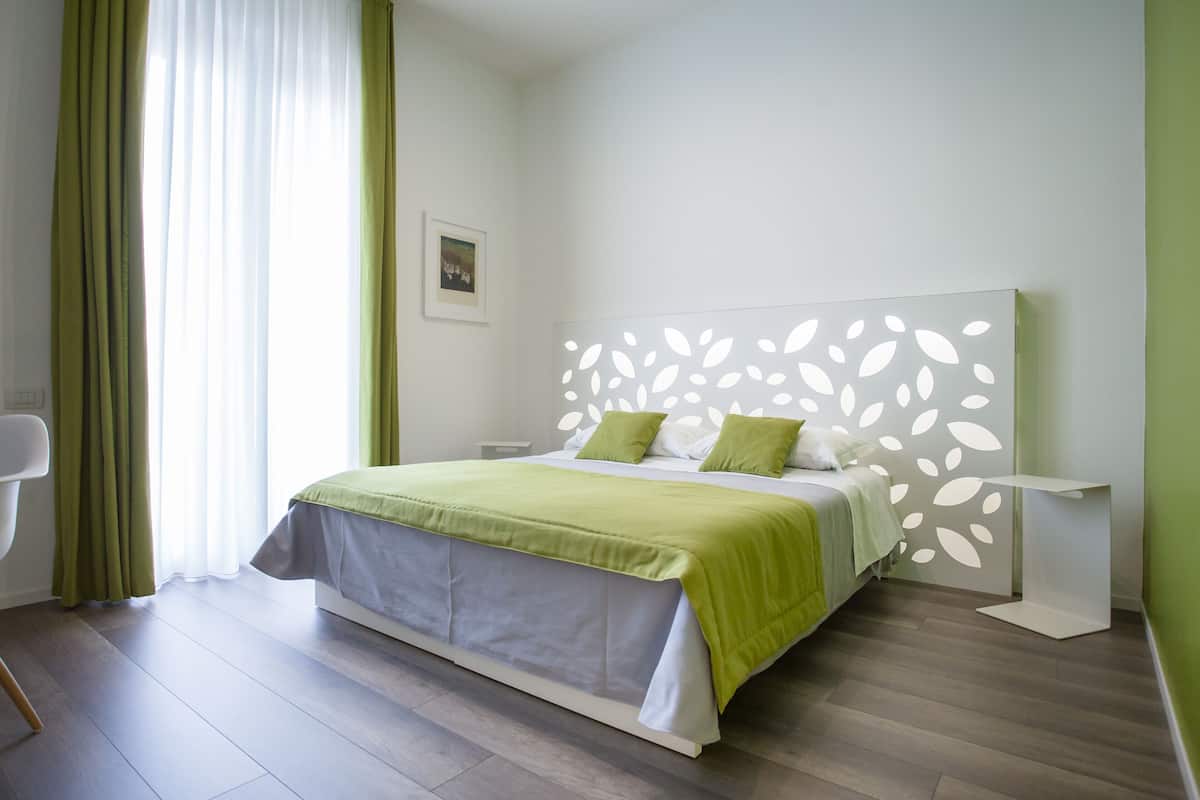 Design Triple Room (Gramole) | Desk, laptop workspace, soundproofing, free WiFi