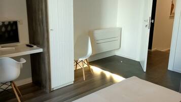 Desk, laptop workspace, soundproofing, free WiFi