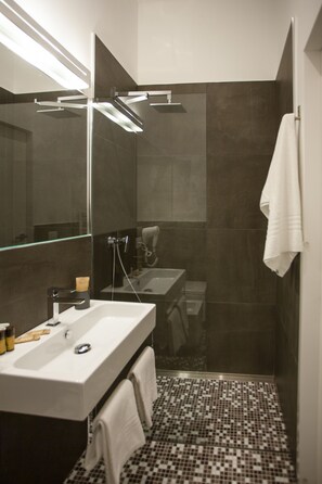 Design Double Room (Tini) | Bathroom | Shower, bidet, towels - Dimora Mefite Self Check-in (Matera)