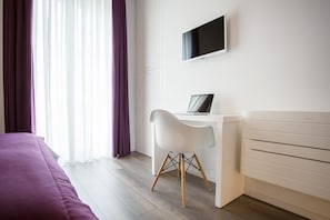 Design-dobbeltværelse (Tini) | Skrivebord, arbejdsområde til bærbare computere, lydisolering