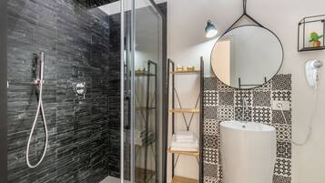 Chambre Quadruple Deluxe, balcon | Salle de bain | Douche, sèche-cheveux, bidet, serviettes fournies