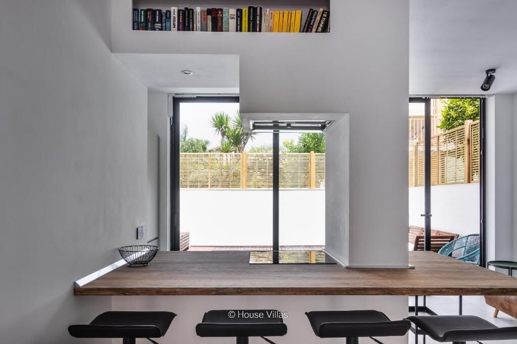 Mini-Kühlschrank, Wasserkocher mit Kaffee-/Teezubehör, Wasserkocher