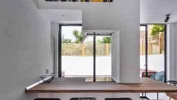 Mini-Kühlschrank, Wasserkocher mit Kaffee-/Teezubehör, Wasserkocher