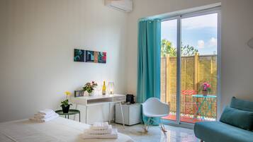 Camera familiare, balcone, vista giardino | Una cassaforte in camera, postazione laptop, tende oscuranti