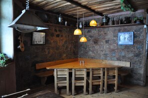 Bao gồm bữa sáng đầy đủ hàng ngày 