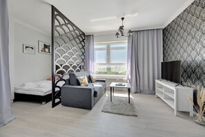 Estudio, balcón, vistas a la ciudad | Zona de estar | Televisión LCD de 40 pulgadas con canales por cable, una televisión