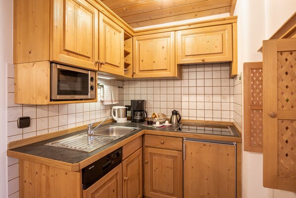 Fridge, microwave, stovetop, dishwasher - Westernberg 60sqm, balcony, kitchenette, 2 bedrooms, living room, 4 pers., WLAN (Ruhpolding)