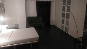 Cribs (free), bed sheets - Rio Turia B&B (Valencia)