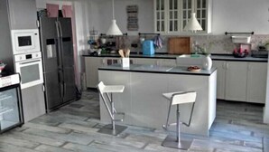 Coffee/tea maker, full-size fridge, microwave, oven - Rio Turia B&B (Valencia)