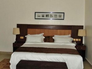 In-room safe, desk, laptop workspace, blackout curtains - De Brass Suites Hotel (Yenagoa)