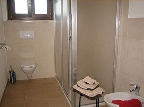 Een douche, een bidet, handdoeken