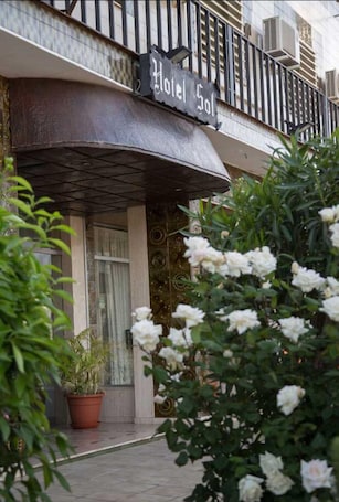 Entrada de la propiedad. Hotel Sol