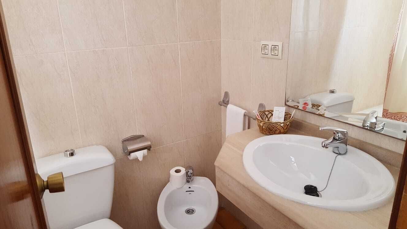 bathtub, free toiletries, towels