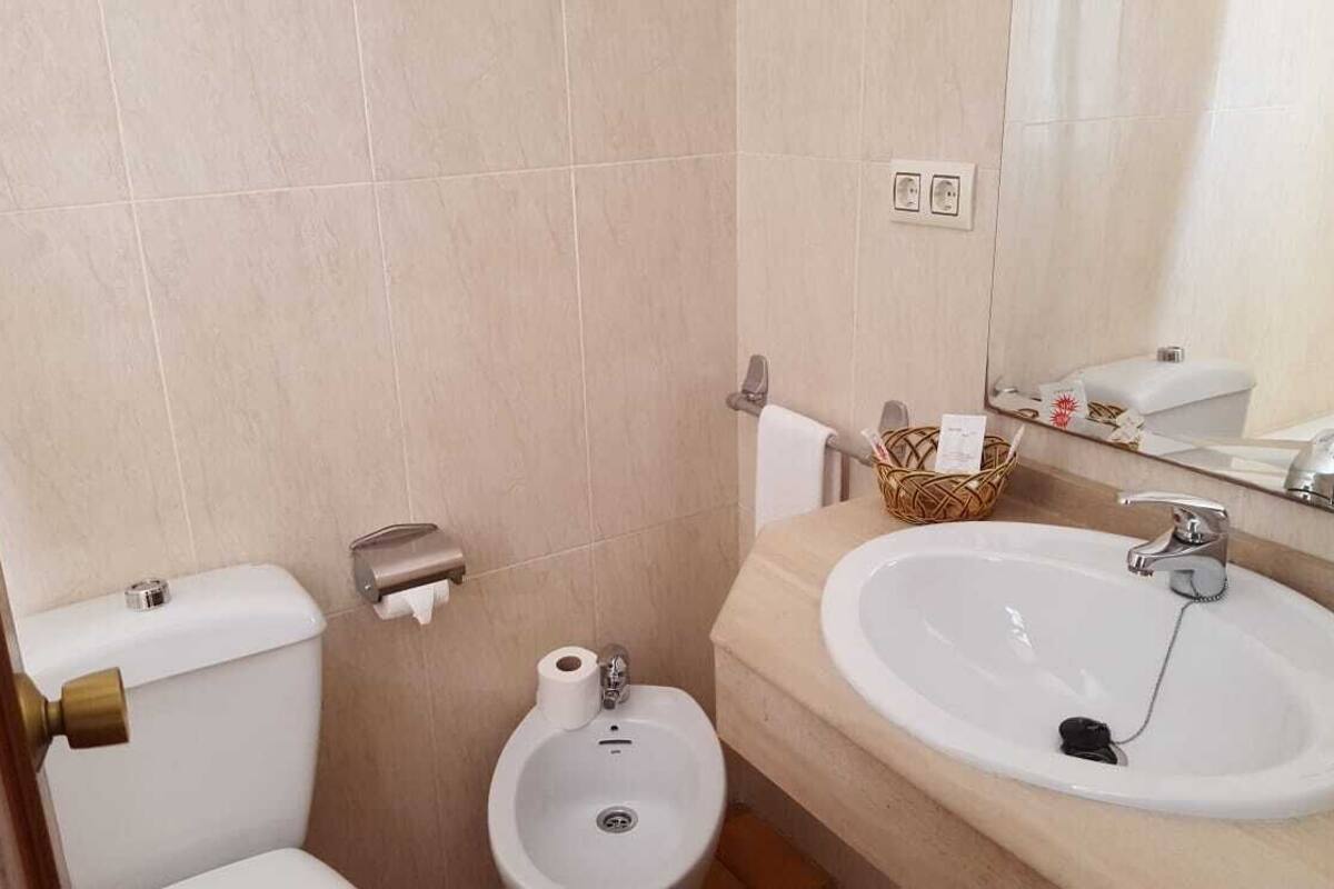 bathtub, free toiletries, towels