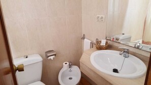 Badkar, gratis toalettartiklar och handdukar