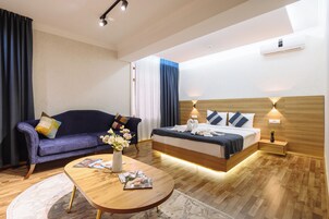 Ropa de cama de alta calidad, colchones con pillow-top y escritorio 