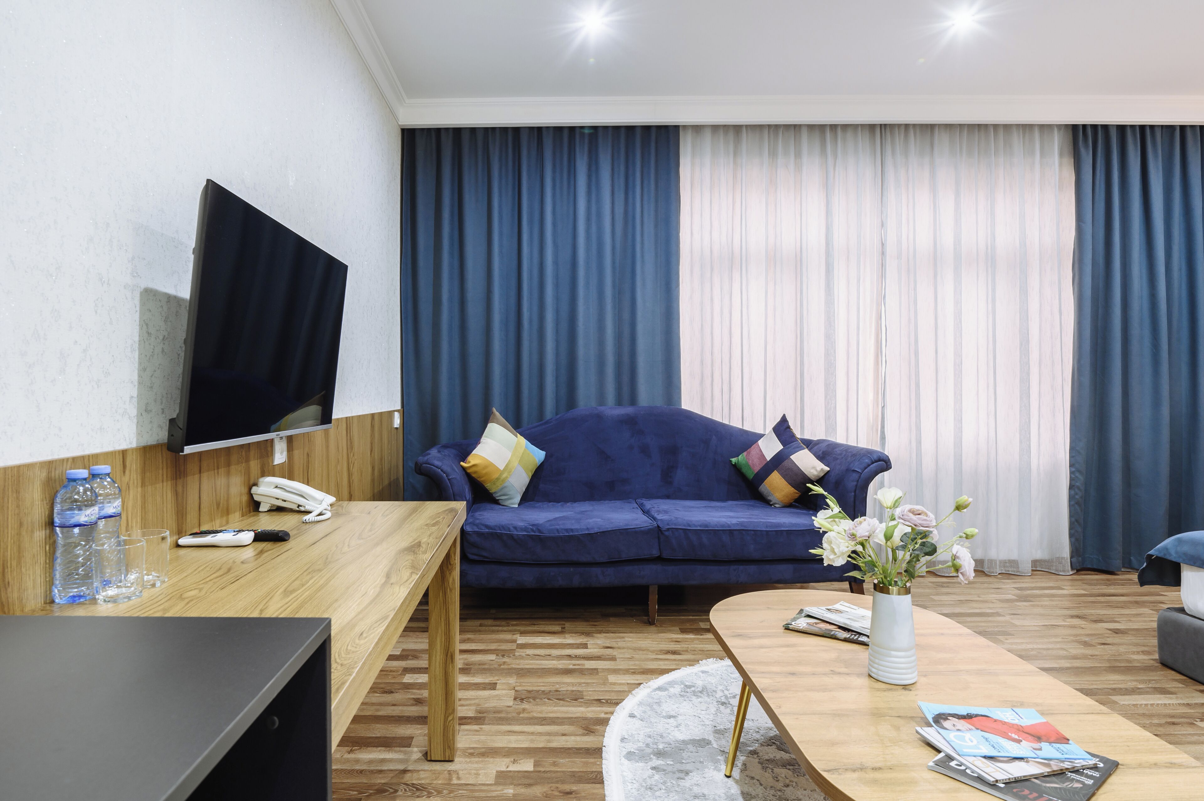 Habitación de lujo | Ropa de cama de alta calidad y colchones con acolchado adicional