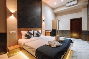 Ropa de cama de alta calidad, colchones con pillow-top y escritorio 