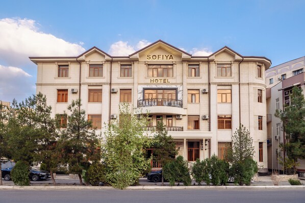 Ett hotell med flera våningar, med en tydlig skylt som visar texten ”SOFIYA HOTEL”.