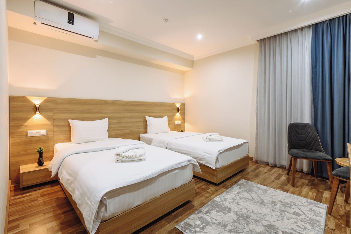 Chambre Standard avec lits jumeaux | Literie de qualité supérieure, surmatelas, bureau