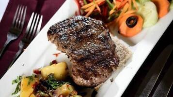 Serveert ontbijt, lunch, diner, lokale en internationale gerechten