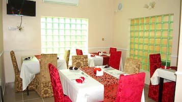 Breakfast, lunch, dinner served; local and international cuisine