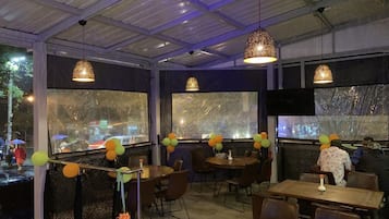 Breakfast, lunch, dinner served; local and international cuisine