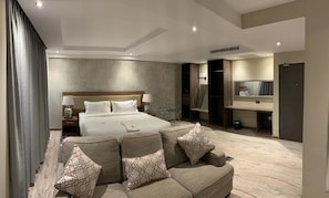 Deluxe Room, 1 Queen Bed, Air conditioning, City View | In-room safe, individually furnished, desk, laptop workspace - Taidy's Suites - Nakuru (Nakuru)